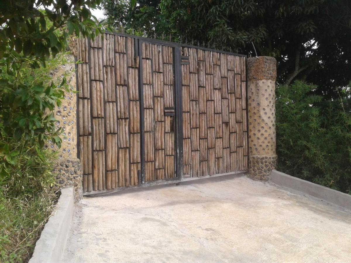 Plastic Bottles House Entebbe Luaran gambar
