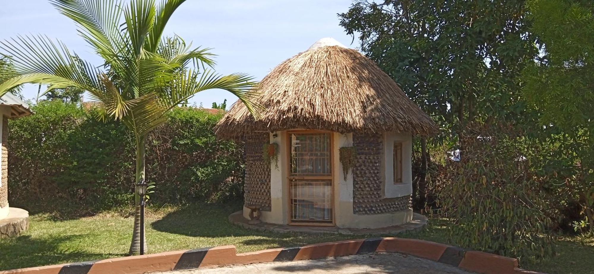 Plastic Bottles House Entebbe Luaran gambar