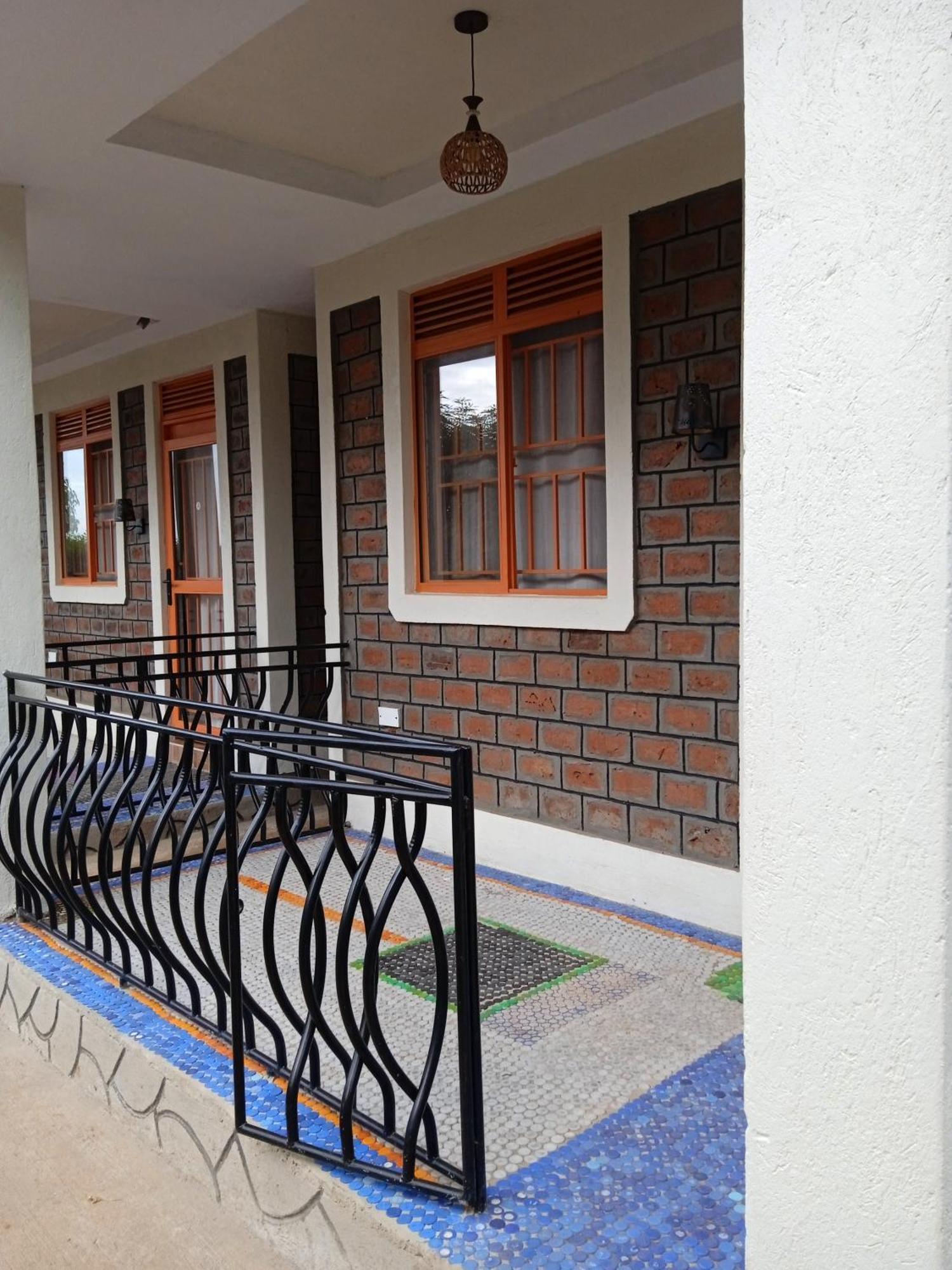 Plastic Bottles House Entebbe Luaran gambar