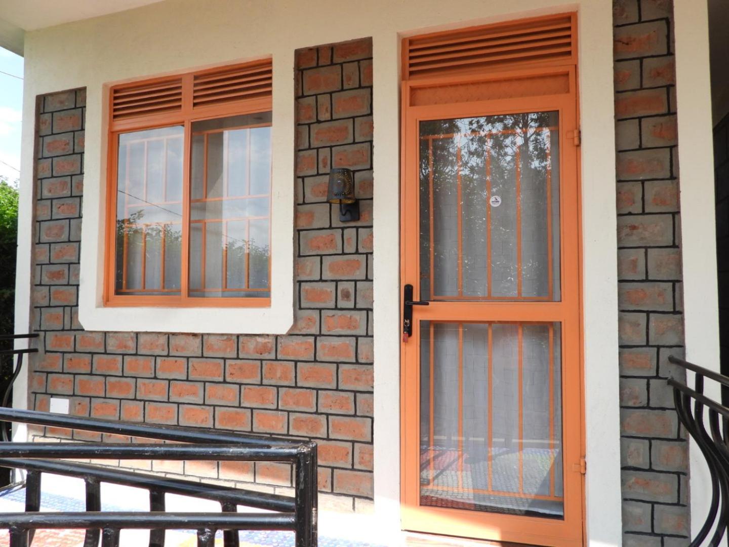 Plastic Bottles House Entebbe Luaran gambar