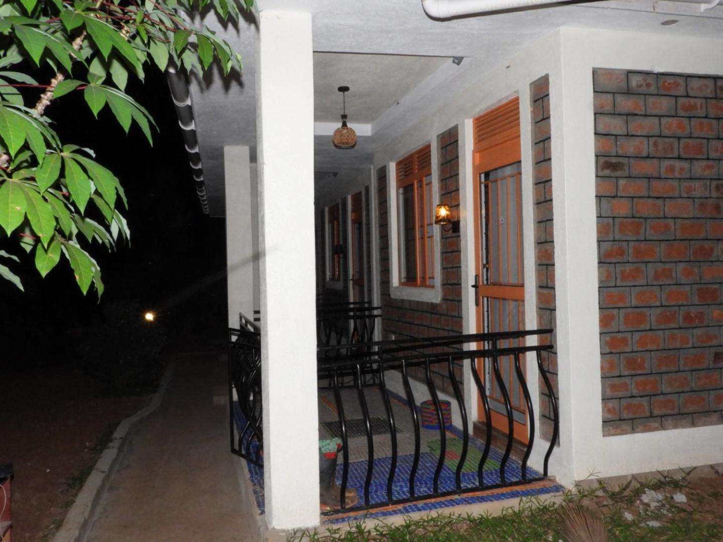 Plastic Bottles House Entebbe Luaran gambar