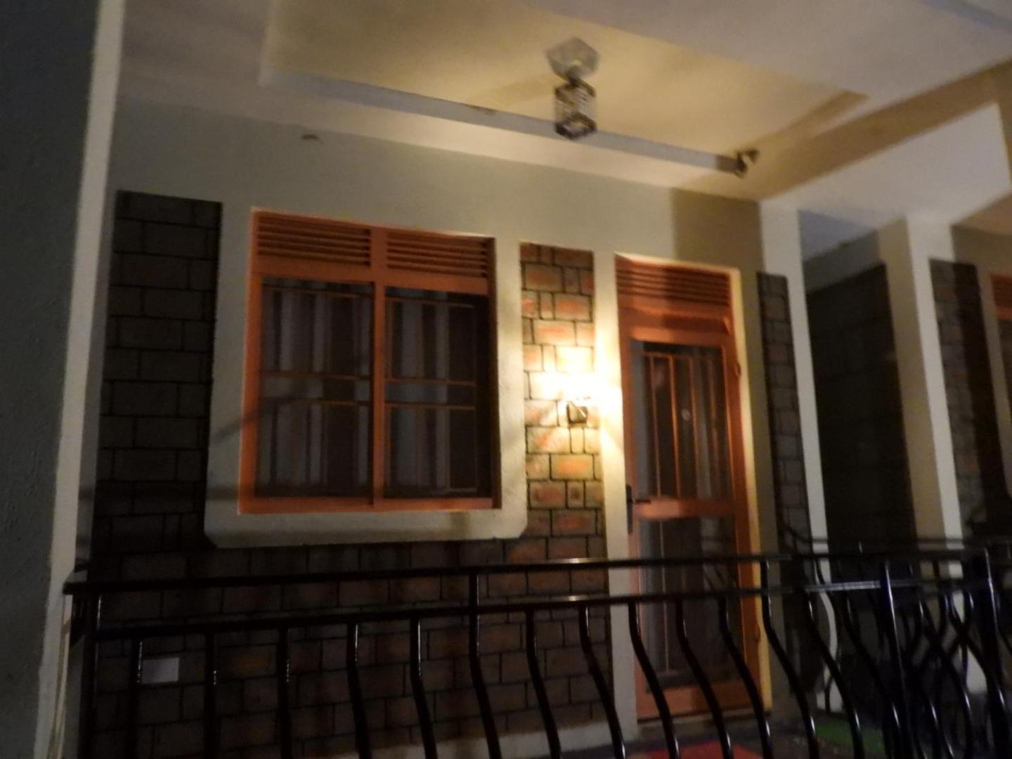 Plastic Bottles House Entebbe Luaran gambar