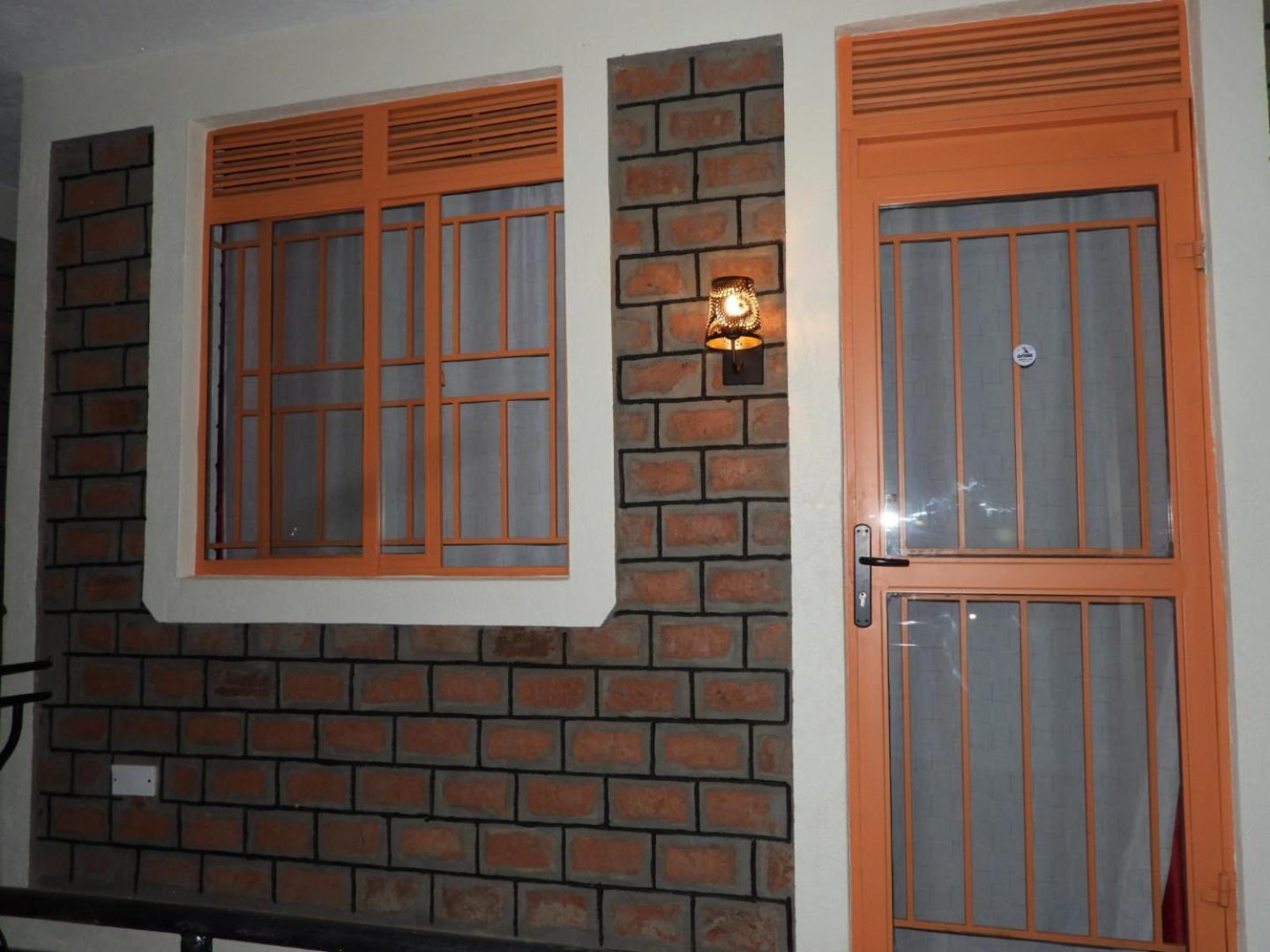 Plastic Bottles House Entebbe Luaran gambar